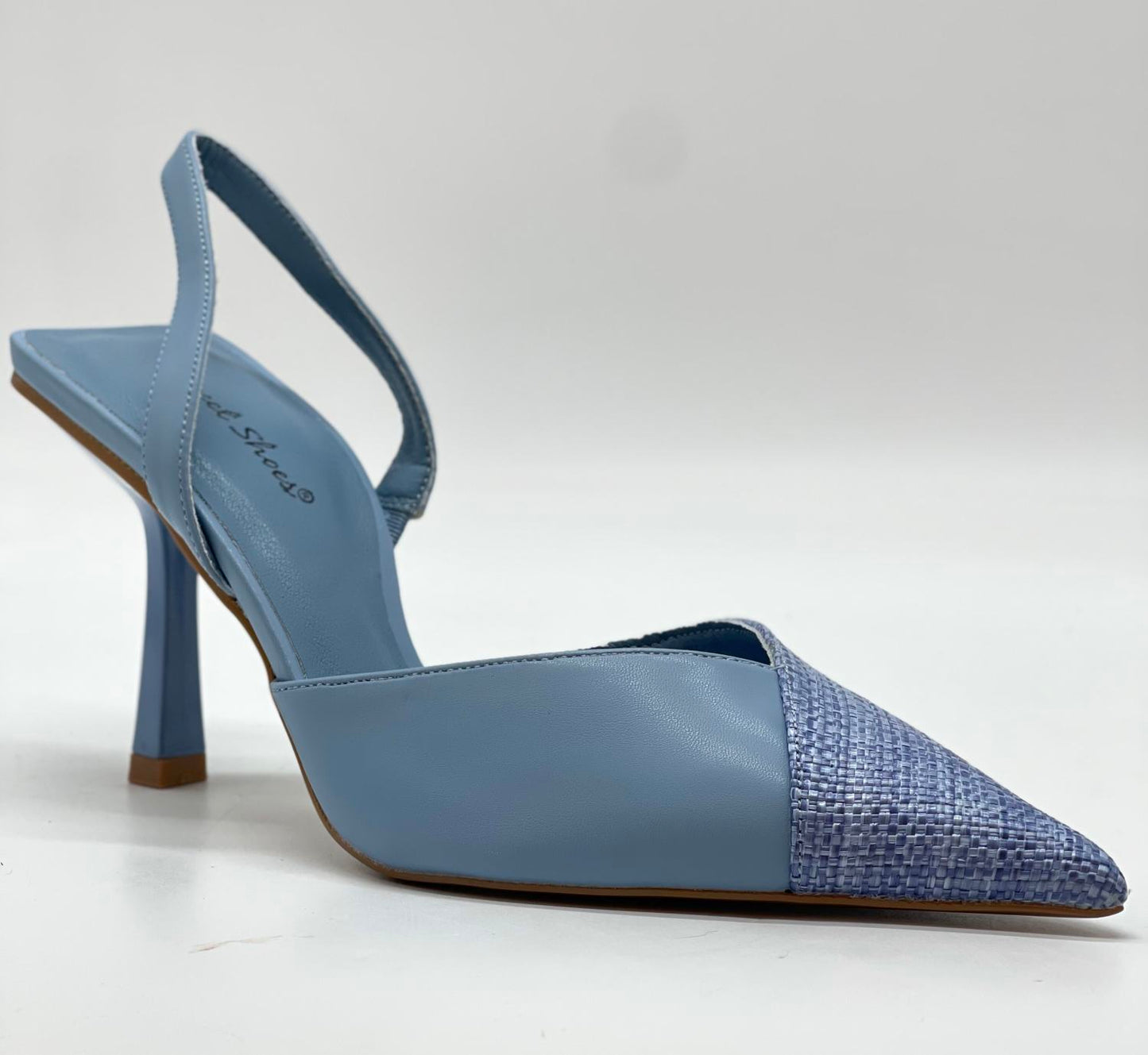 Scarpa con tacco celeste e jeans