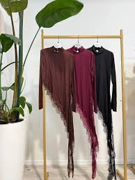Maglia in seta con pizzo trasversale ￼